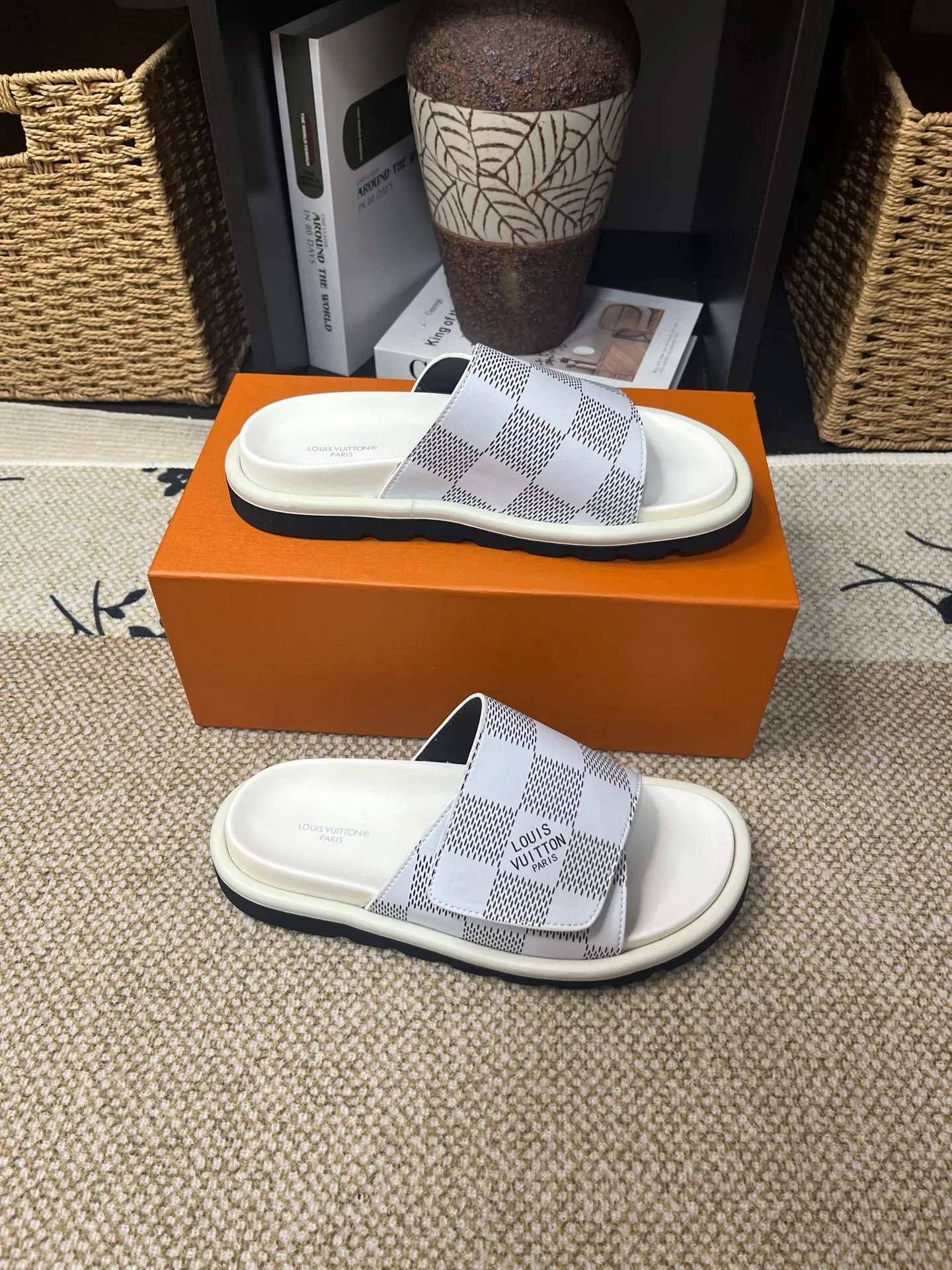 P340 [New Style] [LOUIS VUITTON] Louis Vuitton, LV printing, men's and women's slippers are now on the market, packed in drawer boxes with cloth bags and cards, the upper pattern looks very soft and waxy, and is a super versatile leg slimming tool. Fabric: imported denim/canvas/old fabric, LV hardware LOGO, official website pattern printing, comfortable to wear, feet: high-elastic PU water table. Sole: foam sole, heel height: about 5cm. Code number: 35-46, 35, 45, 46 are custom-made and non-returnable. Color: multiple colors and styles available.